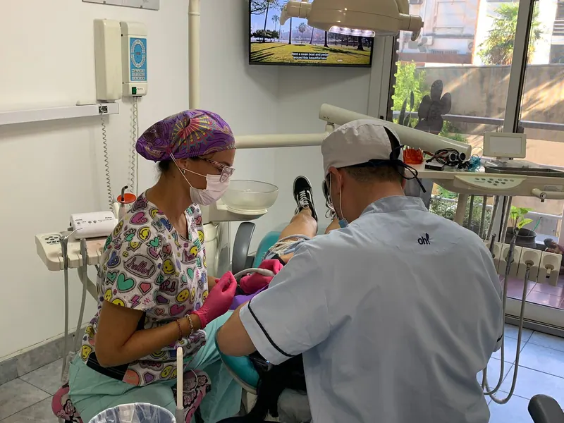 Una profesional atendiendo en el consultorio.