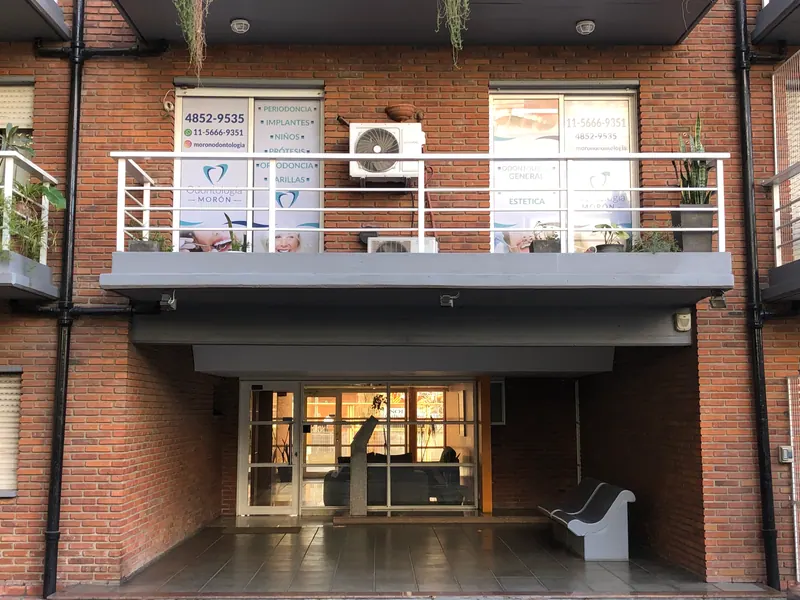 La entrada del edificio, sobre Av. Rivadavia.