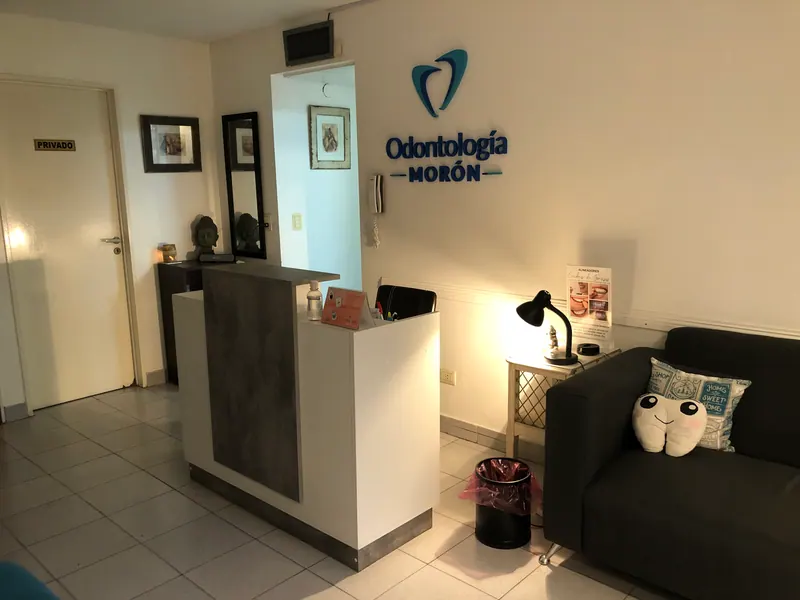 La recepción, con el logo de Odontología Morón en la pared.