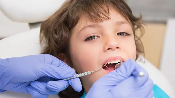 Un chico en el sillón del dentista.